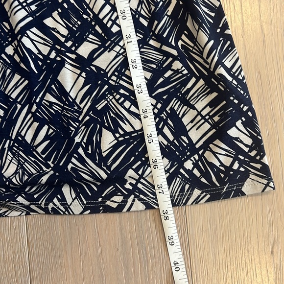 Fei by Anthropologie navy abstract print surplice dress. Size Medium. - Picture 6 of 7
